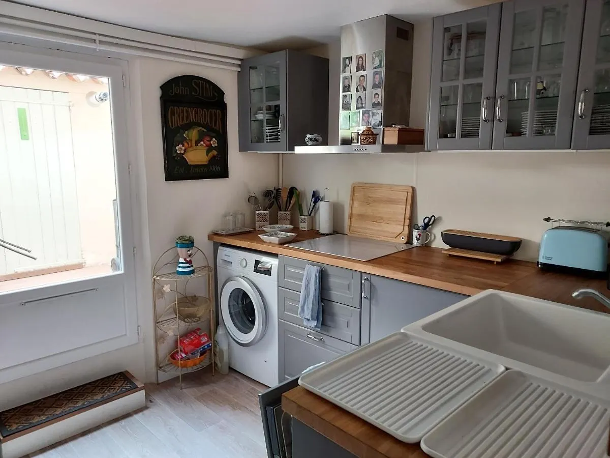 Rez-De-Chaussee Privatif Spacieux 3* D'Une Villa Centre Ville Hyères 0*,  Francja